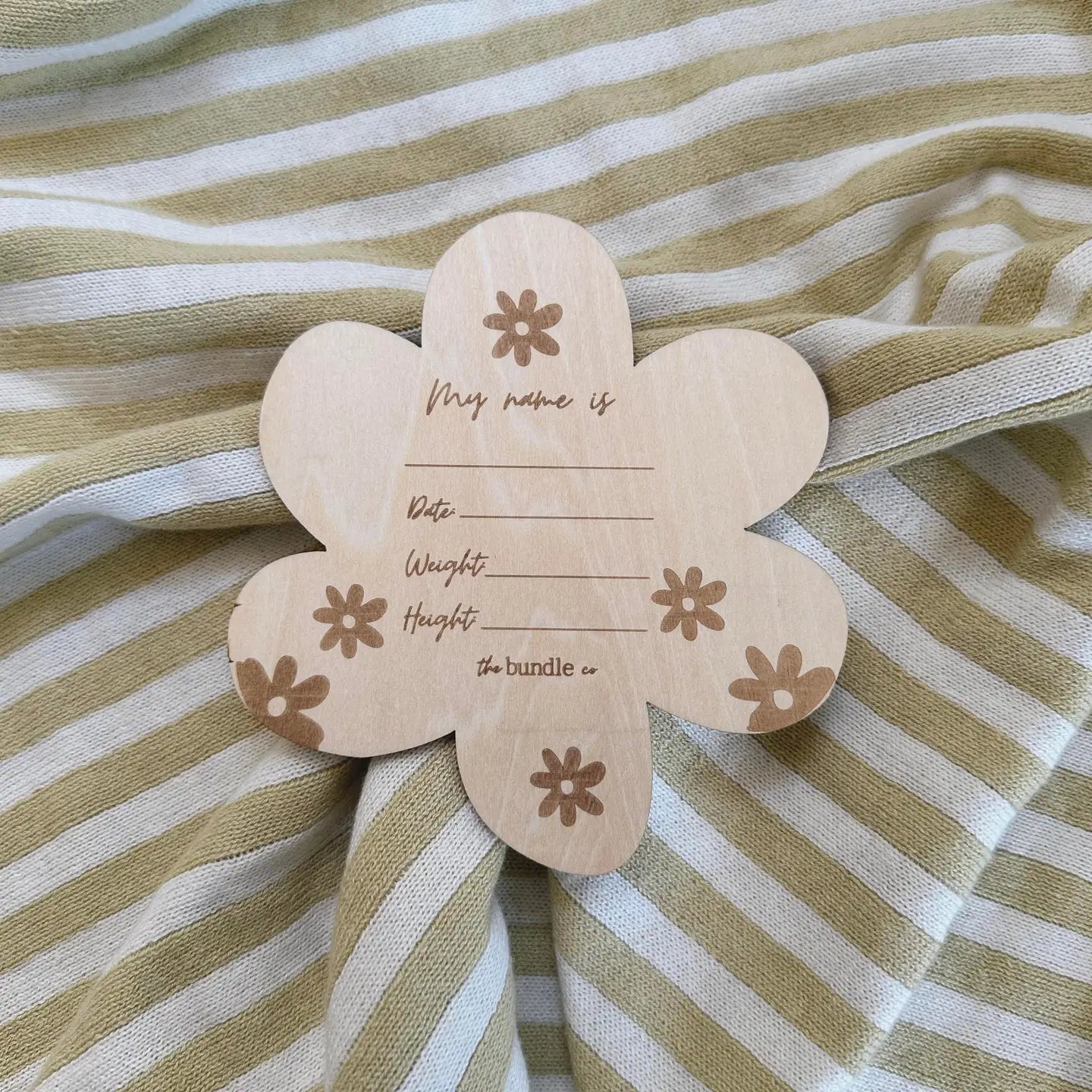 THE BUNDLE CO Flower Wooden Plaque