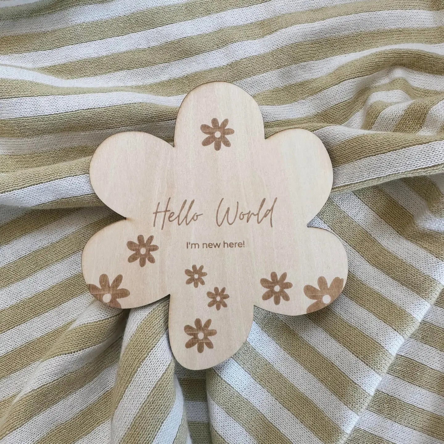 THE BUNDLE CO Flower Wooden Plaque